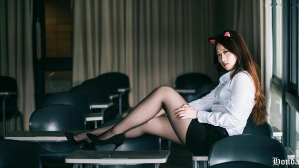 ベッキー   台湾美女Becky楼道职场写真，碎花OL衬衫搭配黑丝短裙，干练性感诱惑系列第34张图片