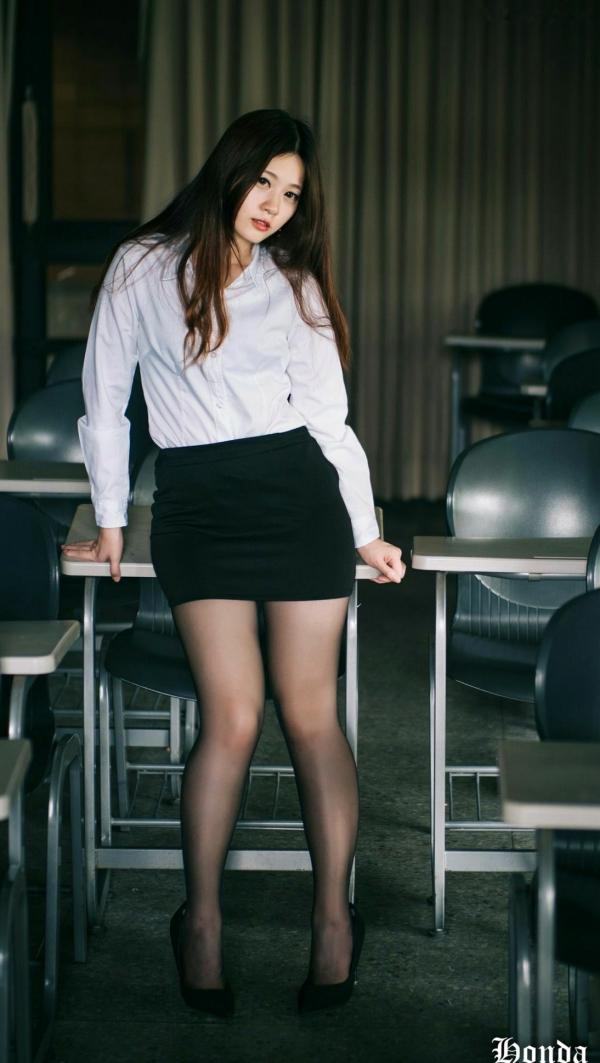 ベッキー   台湾美女Becky楼道职场写真，碎花OL衬衫搭配黑丝短裙，干练性感诱惑系列第35张图片