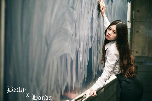 ベッキー   台湾美女Becky楼道职场写真，碎花OL衬衫搭配黑丝短裙，干练性感诱惑系列第36张图片