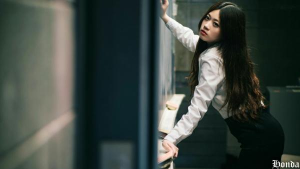 ベッキー   台湾美女Becky楼道职场写真，碎花OL衬衫搭配黑丝短裙，干练性感诱惑系列第39张图片