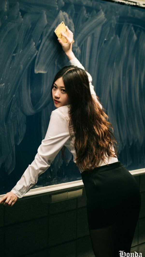 ベッキー   台湾美女Becky楼道职场写真，碎花OL衬衫搭配黑丝短裙，干练性感诱惑系列第40张图片