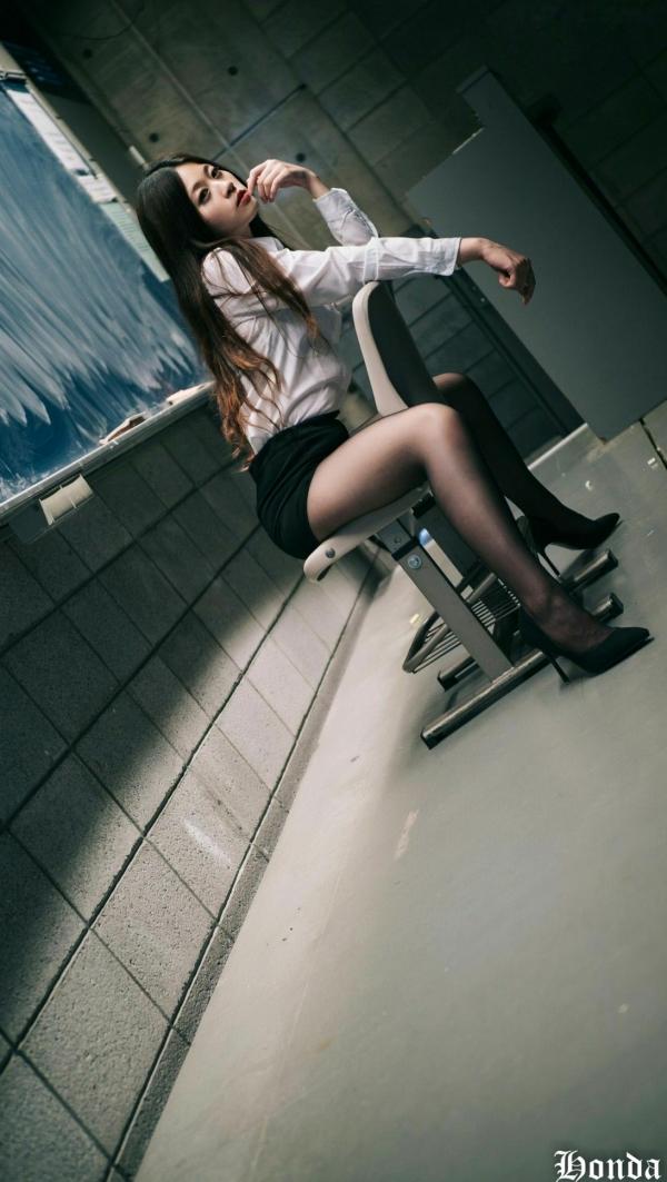 ベッキー   台湾美女Becky楼道职场写真，碎花OL衬衫搭配黑丝短裙，干练性感诱惑系列第43张图片