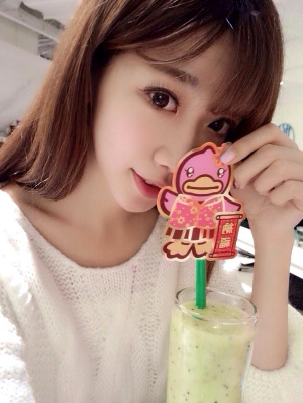 陈潇   台湾网红陈潇微博自拍写真合集：粉嫩甜美少女居家休闲风与生活日常精选第33张图片