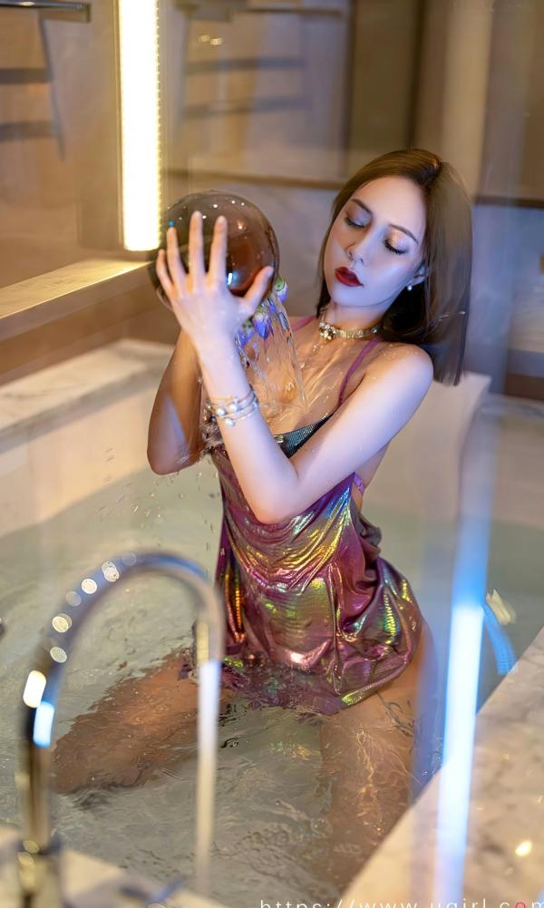 张杨果而 张杨果而  UGirlsApp尤果圈爱尤物2598期：果儿《诱人的邀请》，浴室湿身私房写真，性感紫色短裙与蕾丝内衣诱惑，展现绝美玲珑曲线与纹身魅力第11张图片