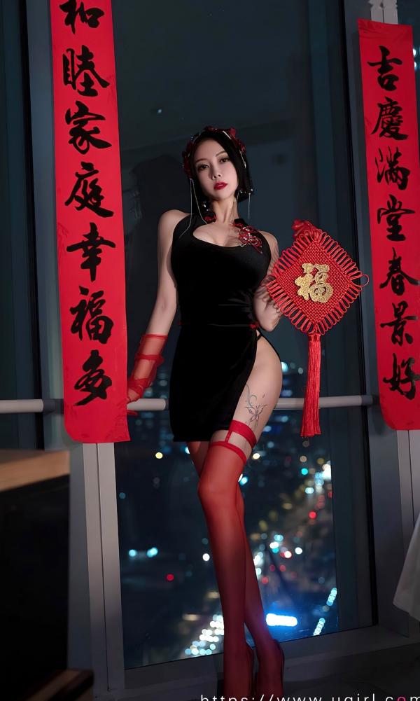 张杨果而 张杨果而  UGirlsApp尤果圈爱尤物-2500-果儿-《惹火除夕》：黑色改良旗袍搭配红丝袜，城市夜景下的极致性感视觉盛宴第5张图片