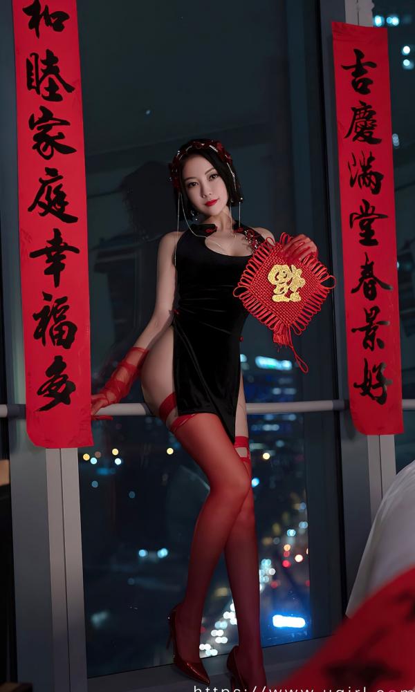 张杨果而 张杨果而  UGirlsApp尤果圈爱尤物-2500-果儿-《惹火除夕》：黑色改良旗袍搭配红丝袜，城市夜景下的极致性感视觉盛宴第9张图片