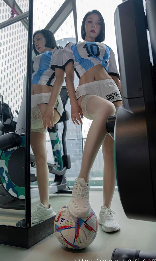 张杨果而 张杨果而  UG尤果圈果儿《共度世界杯》：足球宝贝阿根廷球衣健身房写真，蕾丝长筒袜尽显冷艳诱惑第8张图片