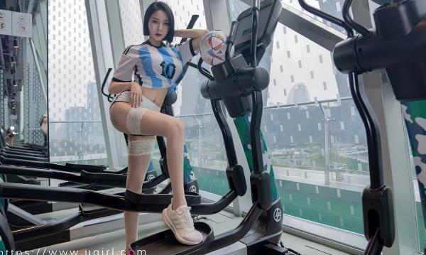 张杨果而 张杨果而  UG尤果圈果儿《共度世界杯》：足球宝贝阿根廷球衣健身房写真，蕾丝长筒袜尽显冷艳诱惑第28张图片