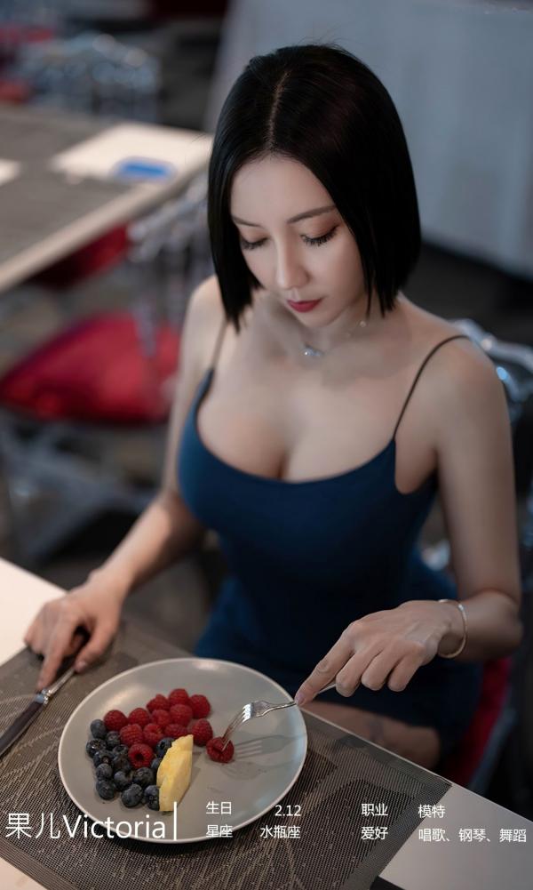 张杨果而 张杨果而  UGirlsApp尤果圈爱尤物-2448-果儿-《爱情乐章》：短发女神复古紧身裙写真，极致曼妙曲线演绎优雅诱惑第4张图片