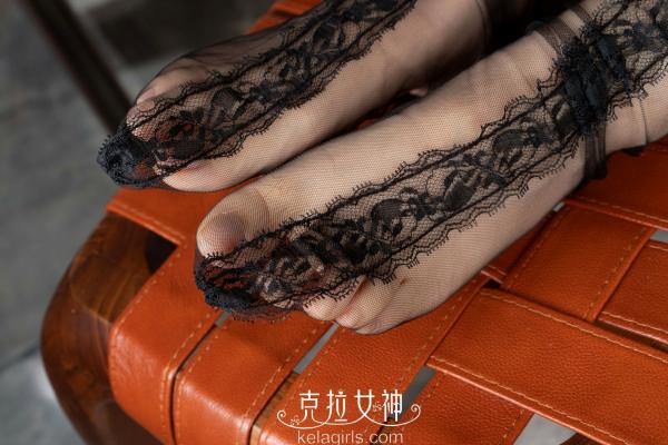 童菲 童菲  克拉女神菲菲《蕾丝美丫》私房写真：黑丝蕾丝花边短袜，细腻美足与诱惑纹理的极致展现第21张图片