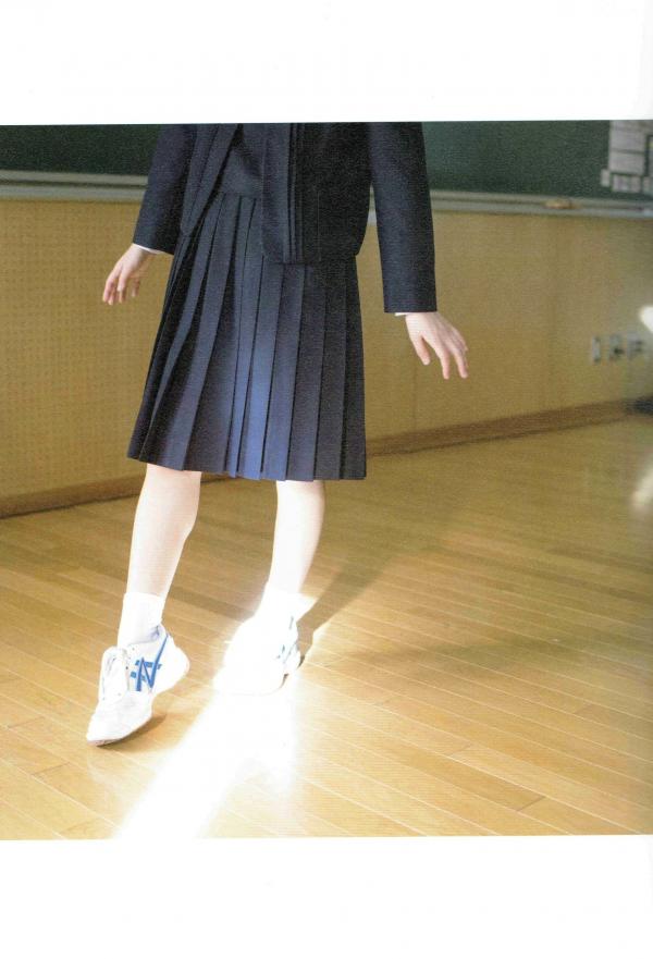 生駒里奈 生驹里奈  生驹里奈《君の足跡》写真精选：海边校园清纯校服主题，元气少女治愈系影像第33张图片