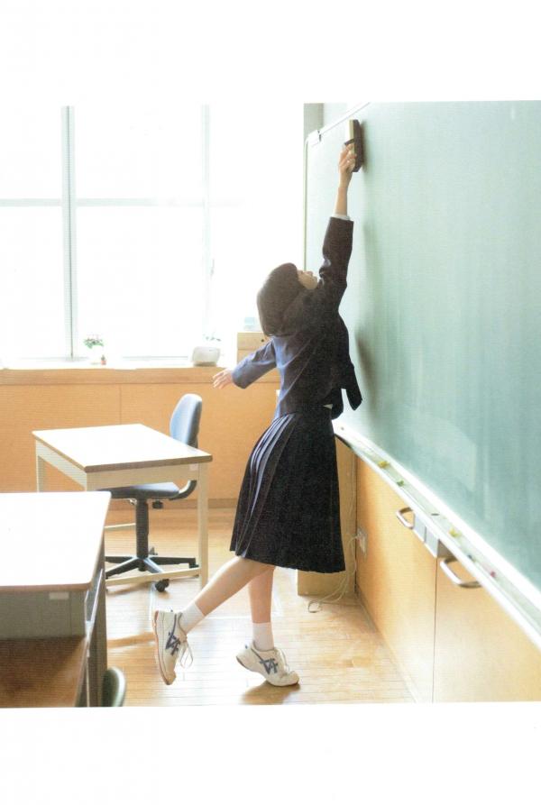 生駒里奈 生驹里奈  生驹里奈《君の足跡》写真精选：海边校园清纯校服主题，元气少女治愈系影像第34张图片