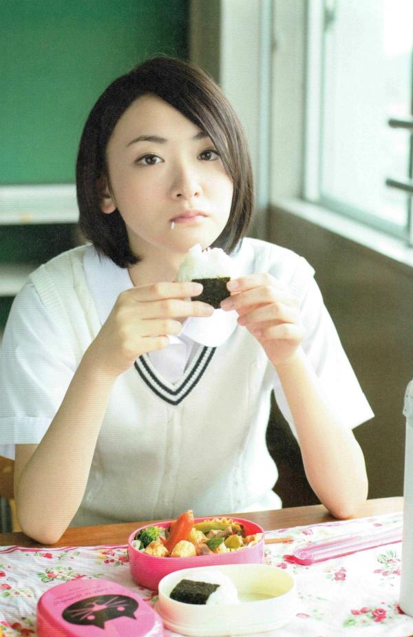 生駒里奈 生驹里奈  生驹里奈《君の足跡》写真精选：海边校园清纯校服主题，元气少女治愈系影像第77张图片