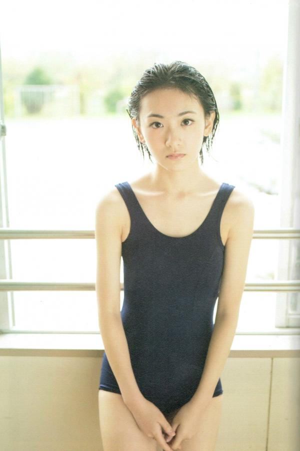 生駒里奈 生驹里奈  生驹里奈《君の足跡》写真精选：海边校园清纯校服主题，元气少女治愈系影像第98张图片