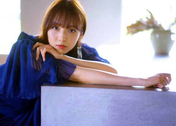 新内眞衣 新内真衣  新内眞衣 - Evolution 优雅气质写真，蓝裙礼服与居家休闲风格大片第21张图片