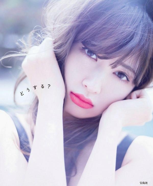 小嶋陽菜 小岛阳菜  PB写真集_小嶋陽菜《Dou Suru どうする？》泳池黑丝诱惑与湿身写真，尽显气质女神性感风采 [142P]第1张图片