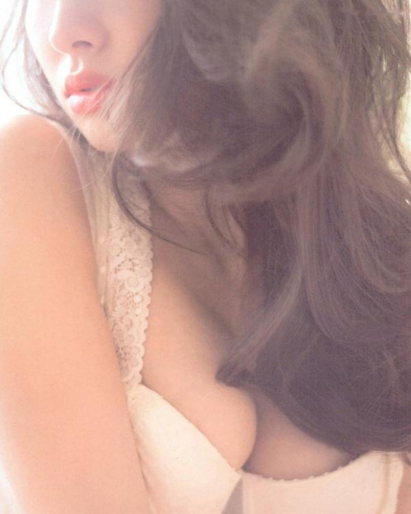 小嶋陽菜 小岛阳菜  PB写真集_小嶋陽菜《Dou Suru どうする？》泳池黑丝诱惑与湿身写真，尽显气质女神性感风采 [142P]第13张图片