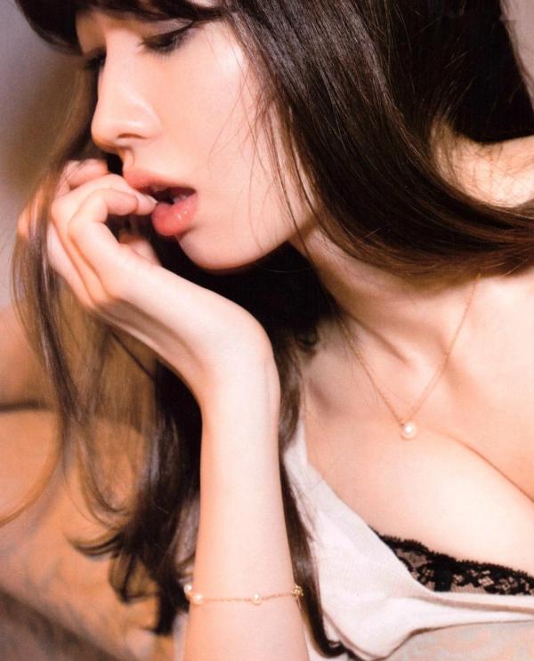 小嶋陽菜 小岛阳菜  PB写真集_小嶋陽菜《Dou Suru どうする？》泳池黑丝诱惑与湿身写真，尽显气质女神性感风采 [142P]第17张图片