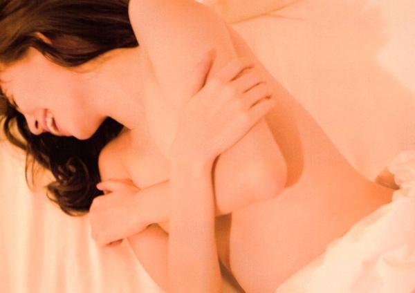 小嶋陽菜 小岛阳菜  PB写真集_小嶋陽菜《Dou Suru どうする？》泳池黑丝诱惑与湿身写真，尽显气质女神性感风采 [142P]第32张图片