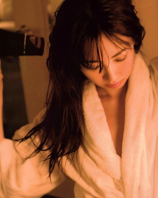 小嶋陽菜 小岛阳菜  PB写真集_小嶋陽菜《Dou Suru どうする？》泳池黑丝诱惑与湿身写真，尽显气质女神性感风采 [142P]第42张图片
