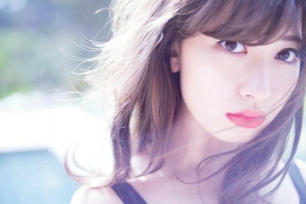 小嶋陽菜 小岛阳菜  PB写真集_小嶋陽菜《Dou Suru どうする？》泳池黑丝诱惑与湿身写真，尽显气质女神性感风采 [142P]第49张图片
