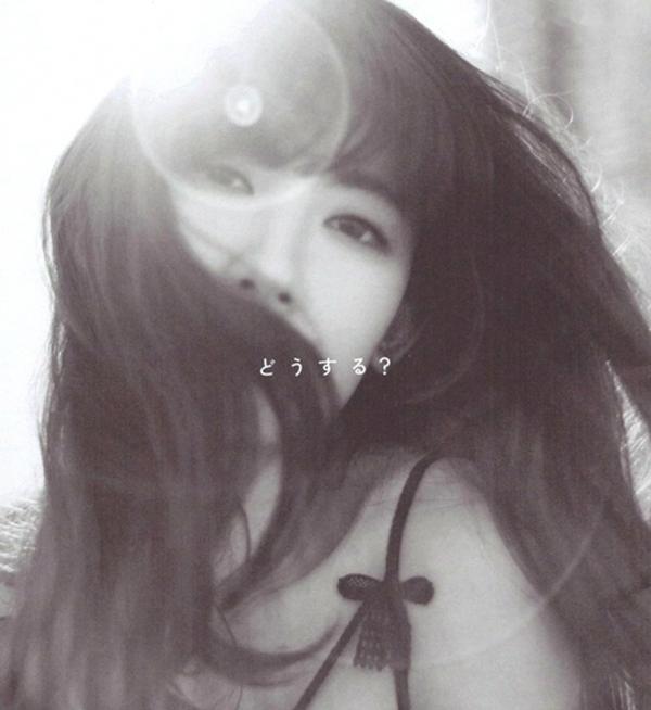 小嶋陽菜 小岛阳菜  PB写真集_小嶋陽菜《Dou Suru どうする？》泳池黑丝诱惑与湿身写真，尽显气质女神性感风采 [142P]第55张图片