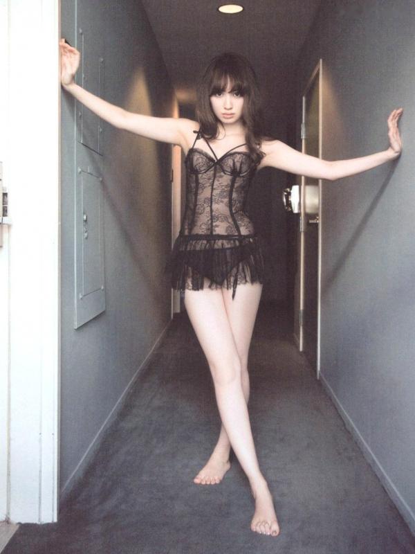 小嶋陽菜 小岛阳菜  PB写真集_小嶋陽菜《Dou Suru どうする？》泳池黑丝诱惑与湿身写真，尽显气质女神性感风采 [142P]第63张图片
