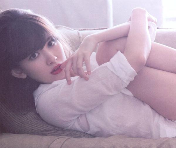 小嶋陽菜 小岛阳菜  PB写真集_小嶋陽菜《Dou Suru どうする？》泳池黑丝诱惑与湿身写真，尽显气质女神性感风采 [142P]第77张图片
