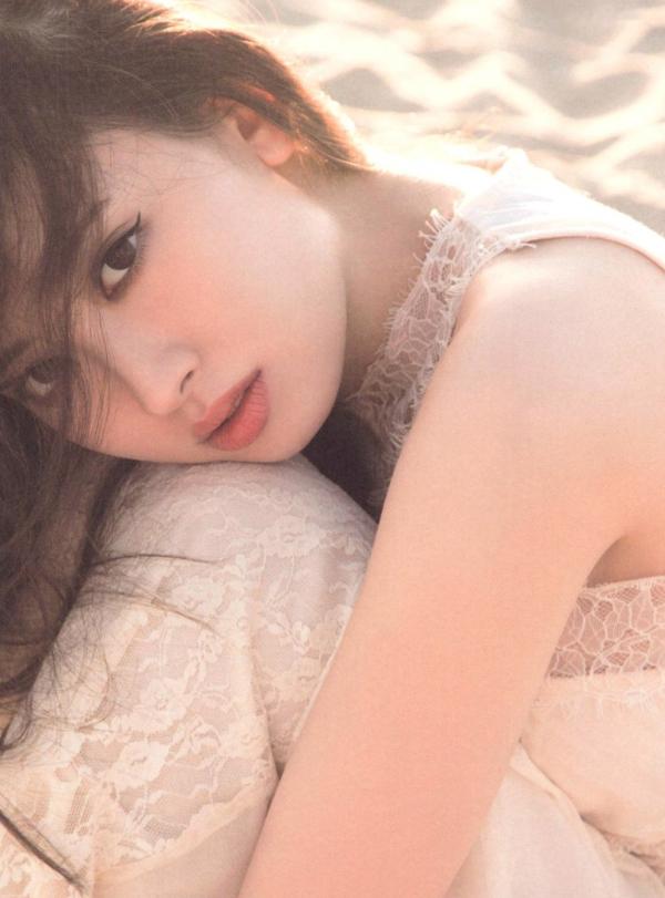 小嶋陽菜 小岛阳菜  PB写真集_小嶋陽菜《Dou Suru どうする？》泳池黑丝诱惑与湿身写真，尽显气质女神性感风采 [142P]第107张图片