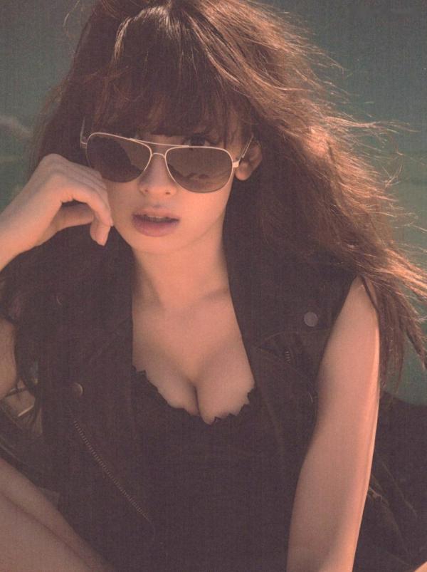 小嶋陽菜 小岛阳菜  PB写真集_小嶋陽菜《Dou Suru どうする？》泳池黑丝诱惑与湿身写真，尽显气质女神性感风采 [142P]第111张图片