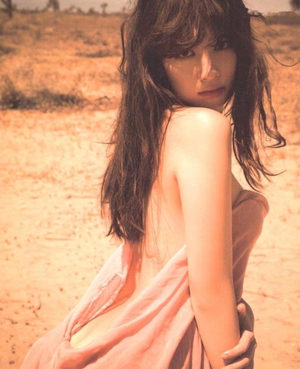 小嶋陽菜 小岛阳菜  PB写真集_小嶋陽菜《Dou Suru どうする？》泳池黑丝诱惑与湿身写真，尽显气质女神性感风采 [142P]第119张图片