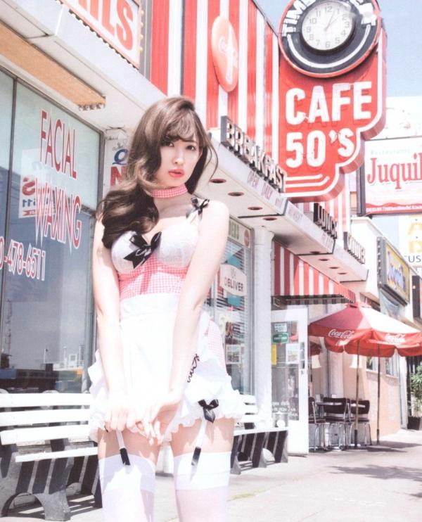 小嶋陽菜 小岛阳菜  PB写真集_小嶋陽菜《Dou Suru どうする？》泳池黑丝诱惑与湿身写真，尽显气质女神性感风采 [142P]第141张图片