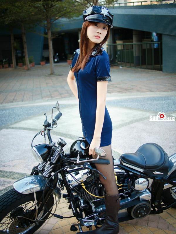 林茉晶 茉晶  台湾正妹林茉晶制服诱惑写真集，机车女警与职业空姐的多重魅力演绎第2张图片