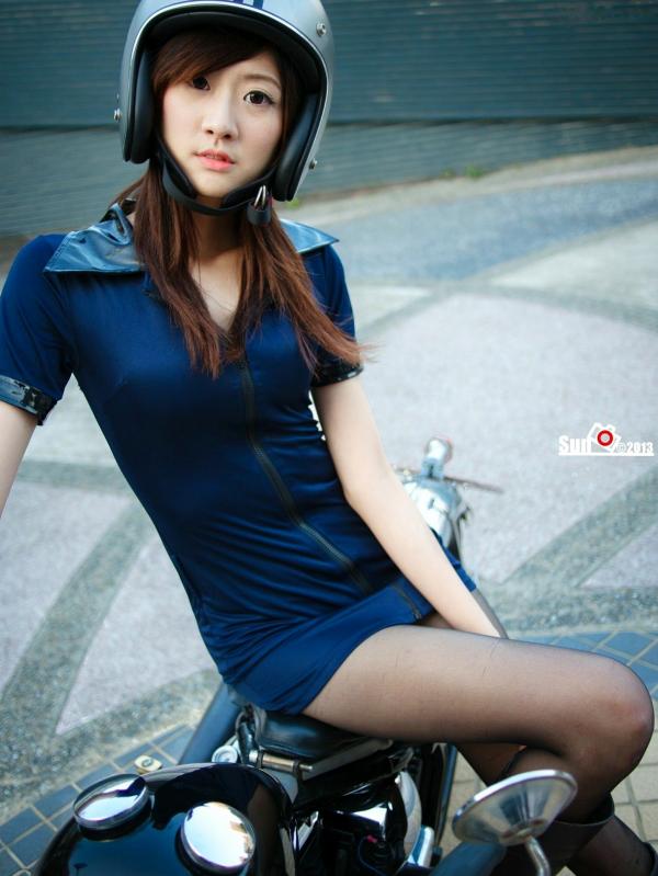 林茉晶 茉晶  台湾正妹林茉晶制服诱惑写真集，机车女警与职业空姐的多重魅力演绎第16张图片