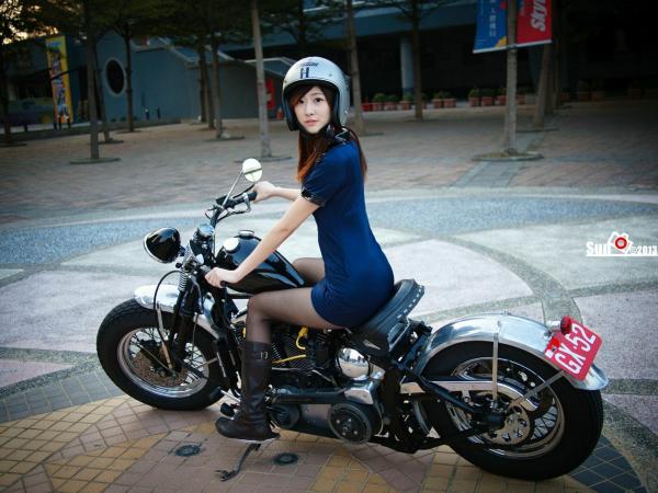 林茉晶 茉晶  台湾正妹林茉晶制服诱惑写真集，机车女警与职业空姐的多重魅力演绎第19张图片
