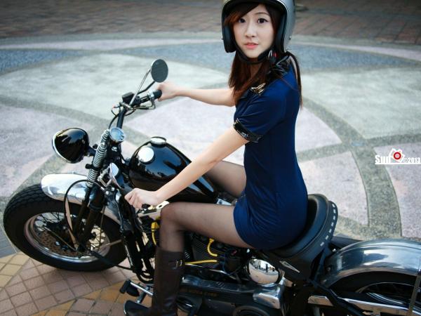 林茉晶 茉晶  台湾正妹林茉晶制服诱惑写真集，机车女警与职业空姐的多重魅力演绎第20张图片