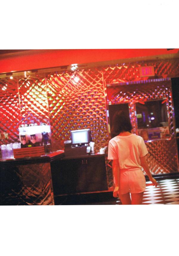 堀未央奈   PB写真集_堀未央奈《君らしさ》：私房居家时尚与高清沙漠户外美拍第6张图片