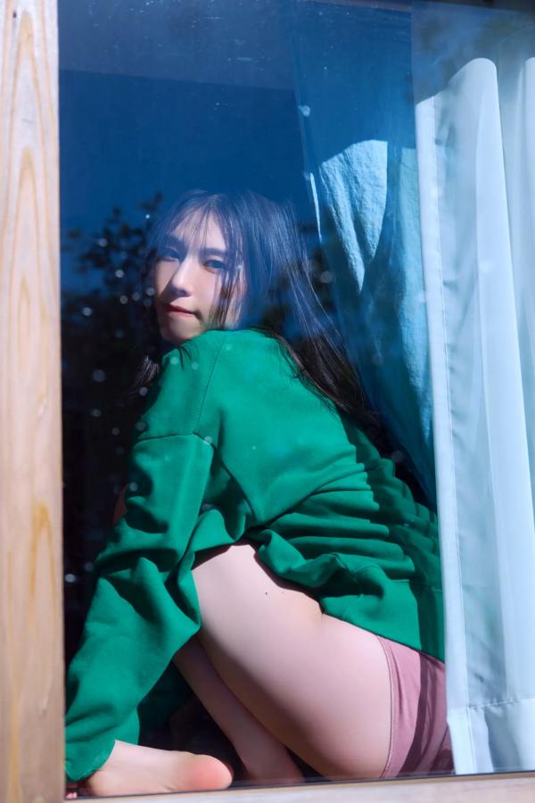 相楽伊織 相乐伊织 相楽伊織 - Our Life 阳光泳池比基尼与清纯浴室性感写真第10张图片