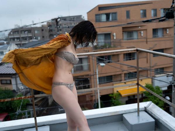 相楽伊織 相乐伊织  相楽伊織 - 阳光与湿感写真 室内性感私房与户外雨中美胸诱惑第27张图片