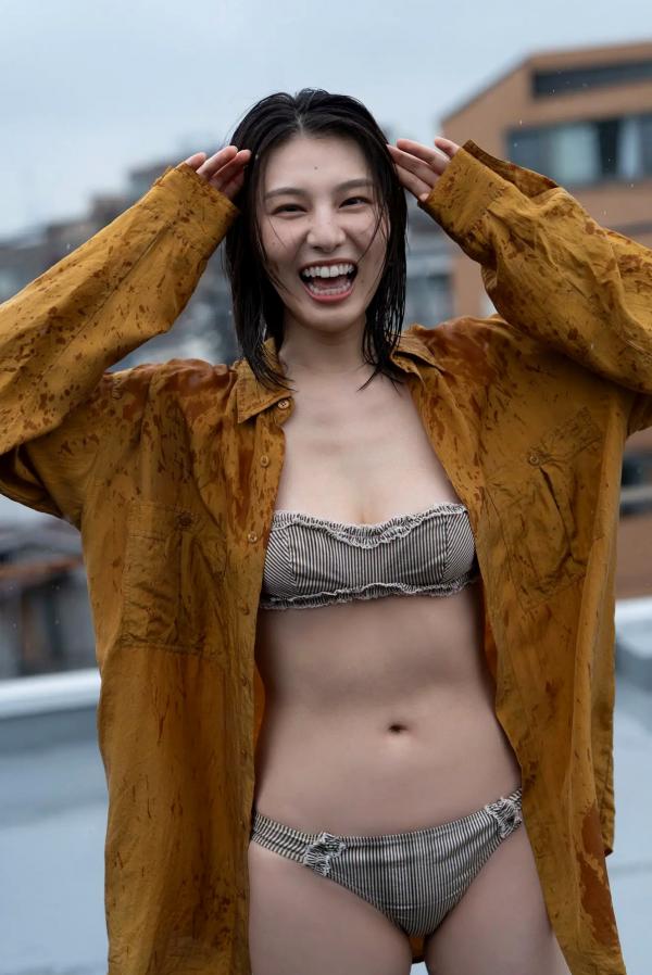 相楽伊織 相乐伊织  相楽伊織 - 阳光与湿感写真 室内性感私房与户外雨中美胸诱惑第32张图片