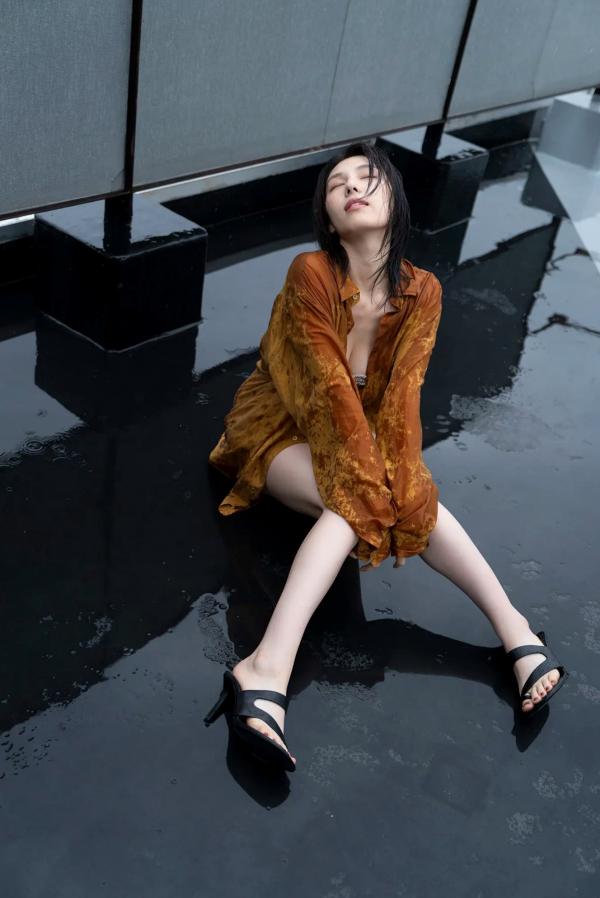 相楽伊織 相乐伊织  相楽伊織 - 阳光与湿感写真 室内性感私房与户外雨中美胸诱惑第34张图片