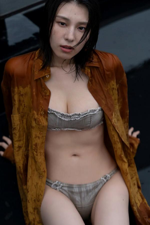 相楽伊織 相乐伊织  相楽伊織 - 阳光与湿感写真 室内性感私房与户外雨中美胸诱惑第35张图片