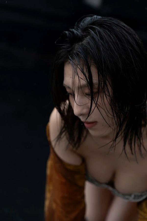 相楽伊織 相乐伊织  相楽伊織 - 阳光与湿感写真 室内性感私房与户外雨中美胸诱惑第39张图片