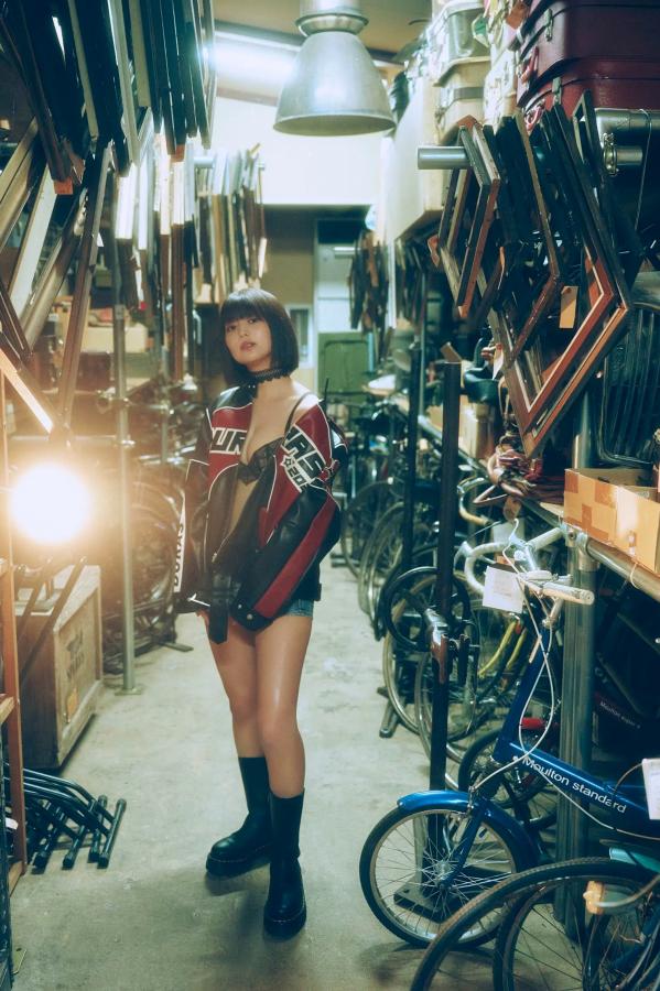 北野瑠華 北野瑠华 《北野瑠華 - Shape of My Heart》复古内衣美腿与机车野性性感写真第2张图片