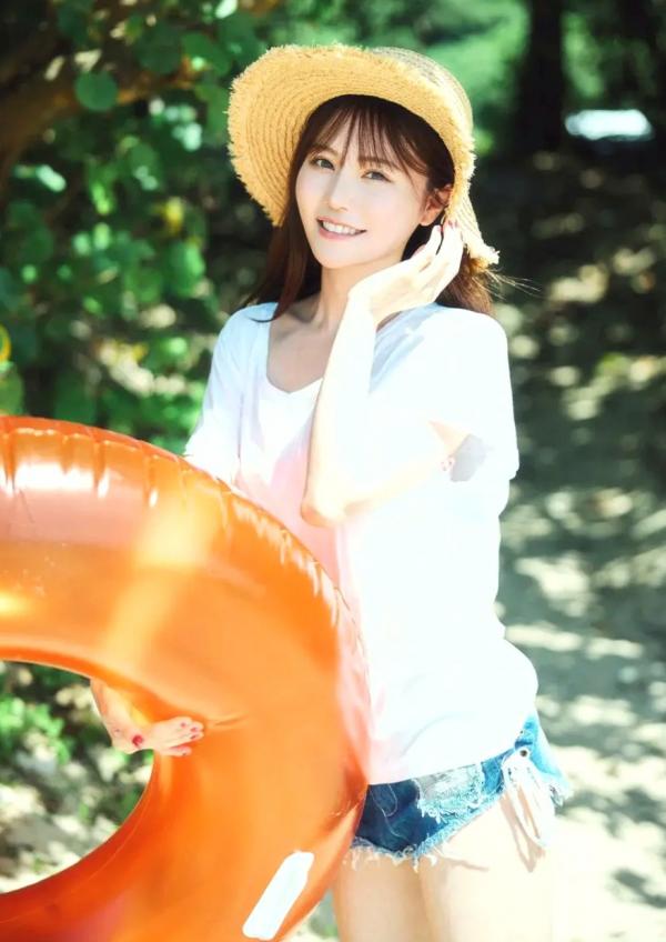込山榛香   込山榛香 - 清纯甜美私房写真，室内蕾丝内衣与浴室泡沫诱惑，元气少女的夏日治愈系迷人瞬间第2张图片