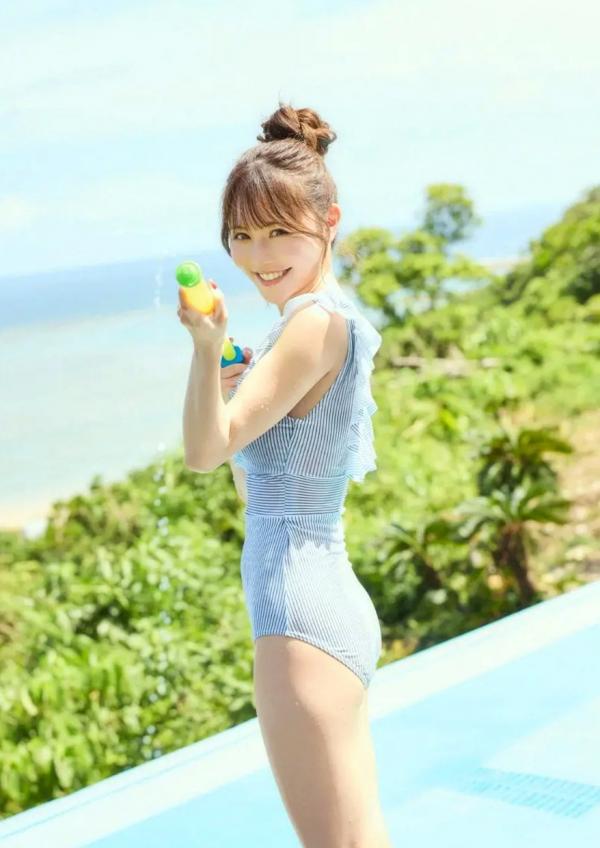 込山榛香   込山榛香 - 清纯甜美私房写真，室内蕾丝内衣与浴室泡沫诱惑，元气少女的夏日治愈系迷人瞬间第13张图片