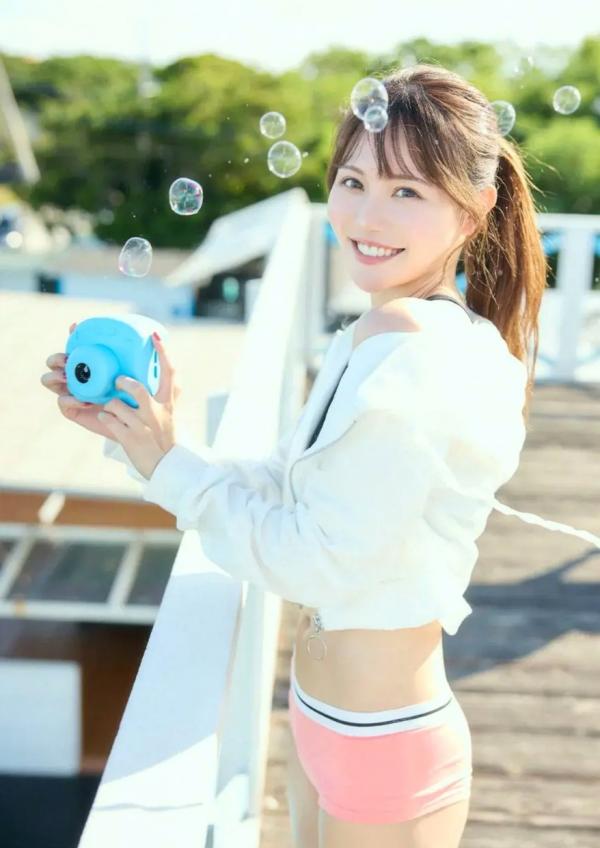 込山榛香   込山榛香 - 清纯甜美私房写真，室内蕾丝内衣与浴室泡沫诱惑，元气少女的夏日治愈系迷人瞬间第15张图片