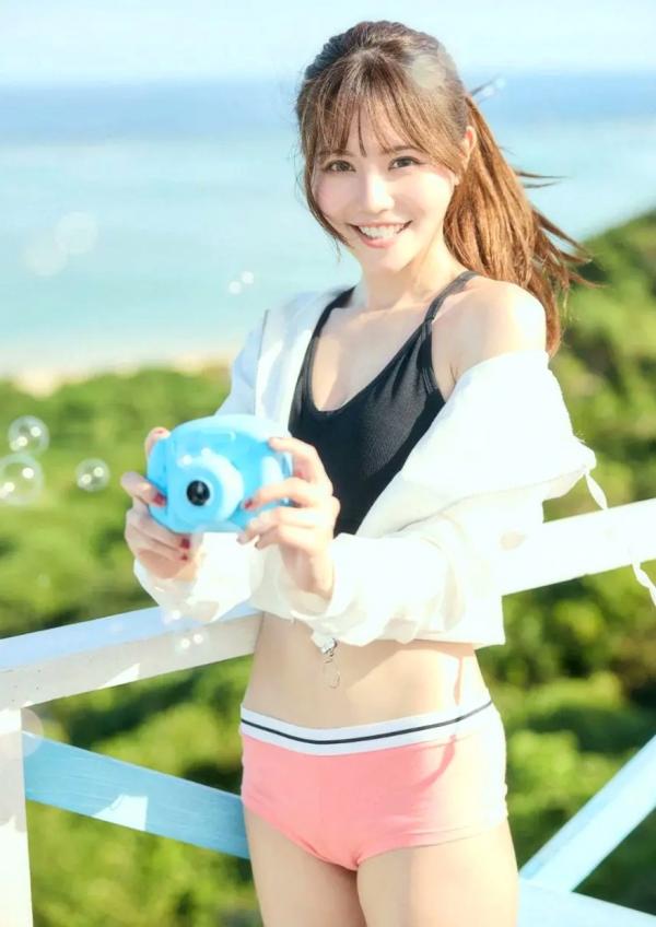 込山榛香   込山榛香 - 清纯甜美私房写真，室内蕾丝内衣与浴室泡沫诱惑，元气少女的夏日治愈系迷人瞬间第16张图片