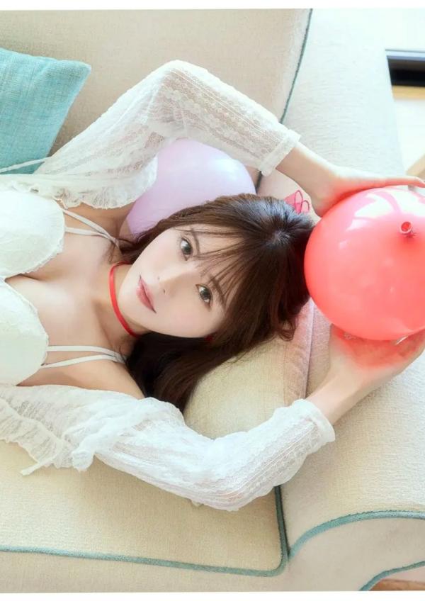 込山榛香   込山榛香 - 清纯甜美私房写真，室内蕾丝内衣与浴室泡沫诱惑，元气少女的夏日治愈系迷人瞬间第41张图片
