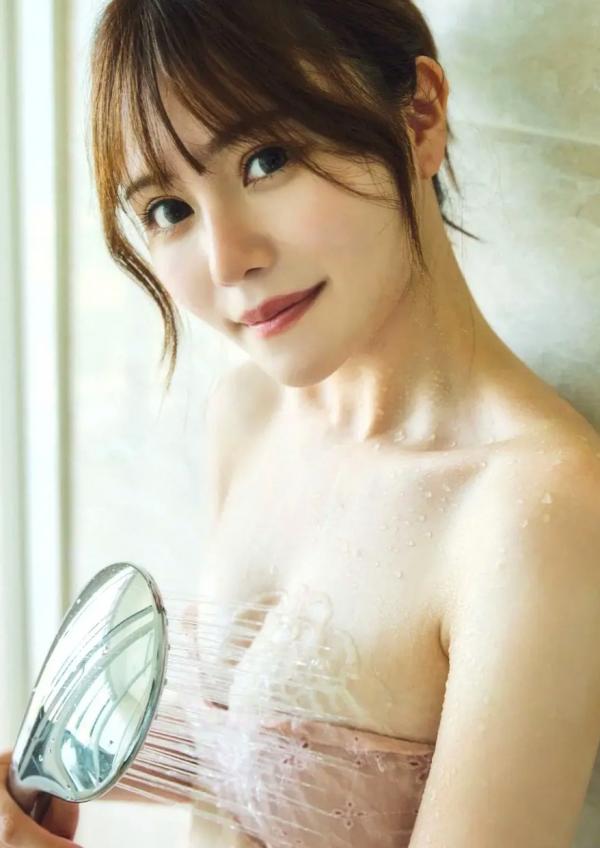 込山榛香   込山榛香 - 清纯甜美私房写真，室内蕾丝内衣与浴室泡沫诱惑，元气少女的夏日治愈系迷人瞬间第49张图片